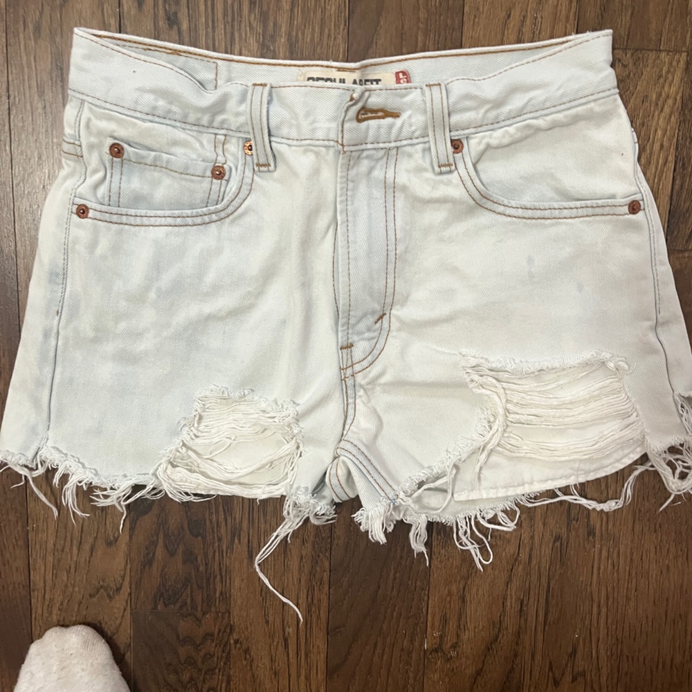Vintage Levi’s light wash cut off shorts. Size 25